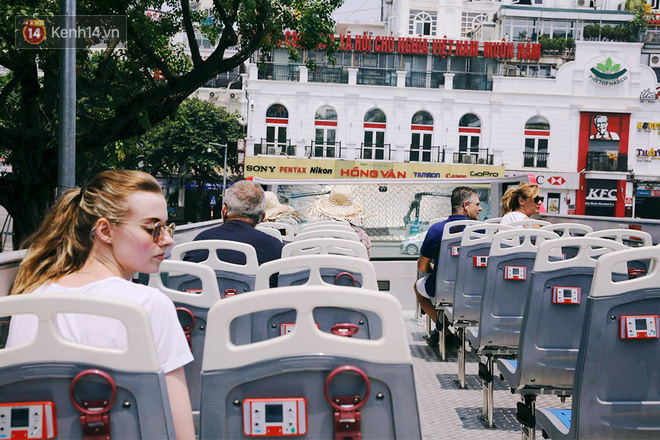 Đìu hiu khách Việt nhưng xe buýt 2 tầng ở Hà Nội vẫn khiến nhiều khách nước ngoài xếp hàng dài mua vé trải nghiệm - Ảnh 3.