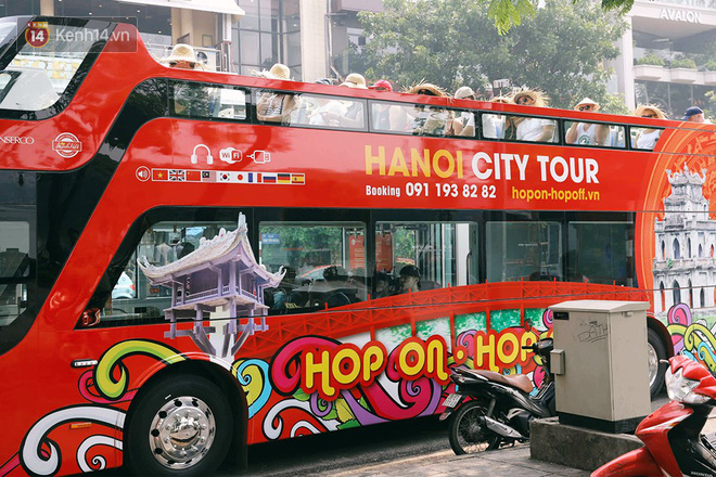Đìu hiu khách Việt nhưng xe buýt 2 tầng ở Hà Nội vẫn khiến nhiều khách nước ngoài xếp hàng dài mua vé trải nghiệm - Ảnh 4.