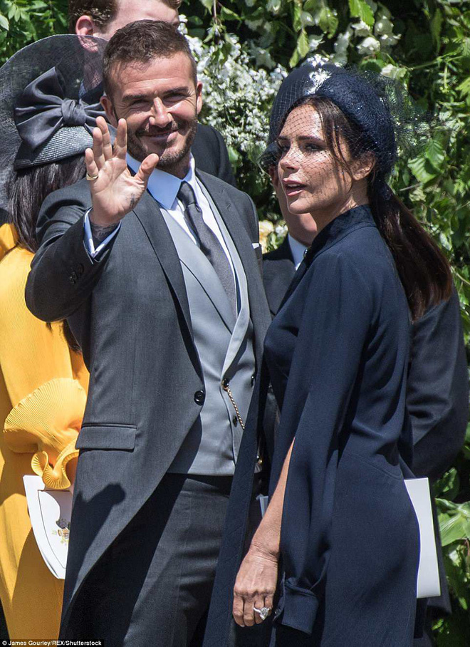 Hậu tin đồn ly hôn, Victoria xuất hiện kém vui trong lúc David Beckham thân thiết bên fan nữ - Ảnh 5.