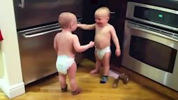 Clip hài hước hai em bé sinh đôi nói chuyện với nhau