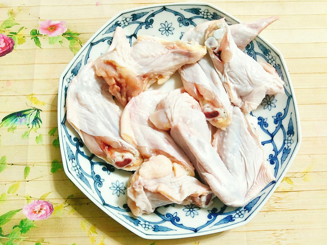 Hướng dẫn cách làm: Cánh gà bạn mua về đem bóp kỹ với một thìa muối rồi rửa lại thật sạch, chặt cánh gà làm 3 khúc theo khớp của cánh gà.