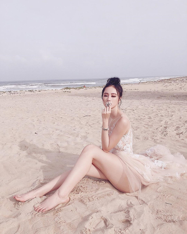 Đến nay người đẹp trở thành sao nữ sexy và nghiện khoe vòng ba của showbiz Việt.