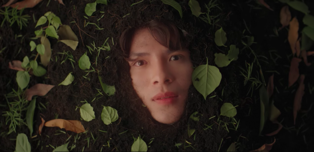 Hình ảnh gây chú ý của Denis Đặng trong MV mới của Hoàng Yến Chibi.