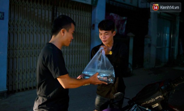 Giao thức ăn đêm mùa World Cup ở Sài Gòn tăng cường hoạt động - Ảnh 14.
