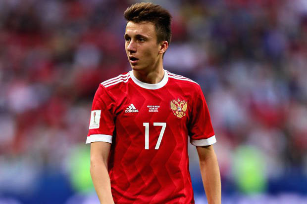 Fan nữ phát hờn vì vẻ đẹp trai của tiền vệ người Nga ấn định chiến thắng 5-0 cho ngày mở màn World Cup