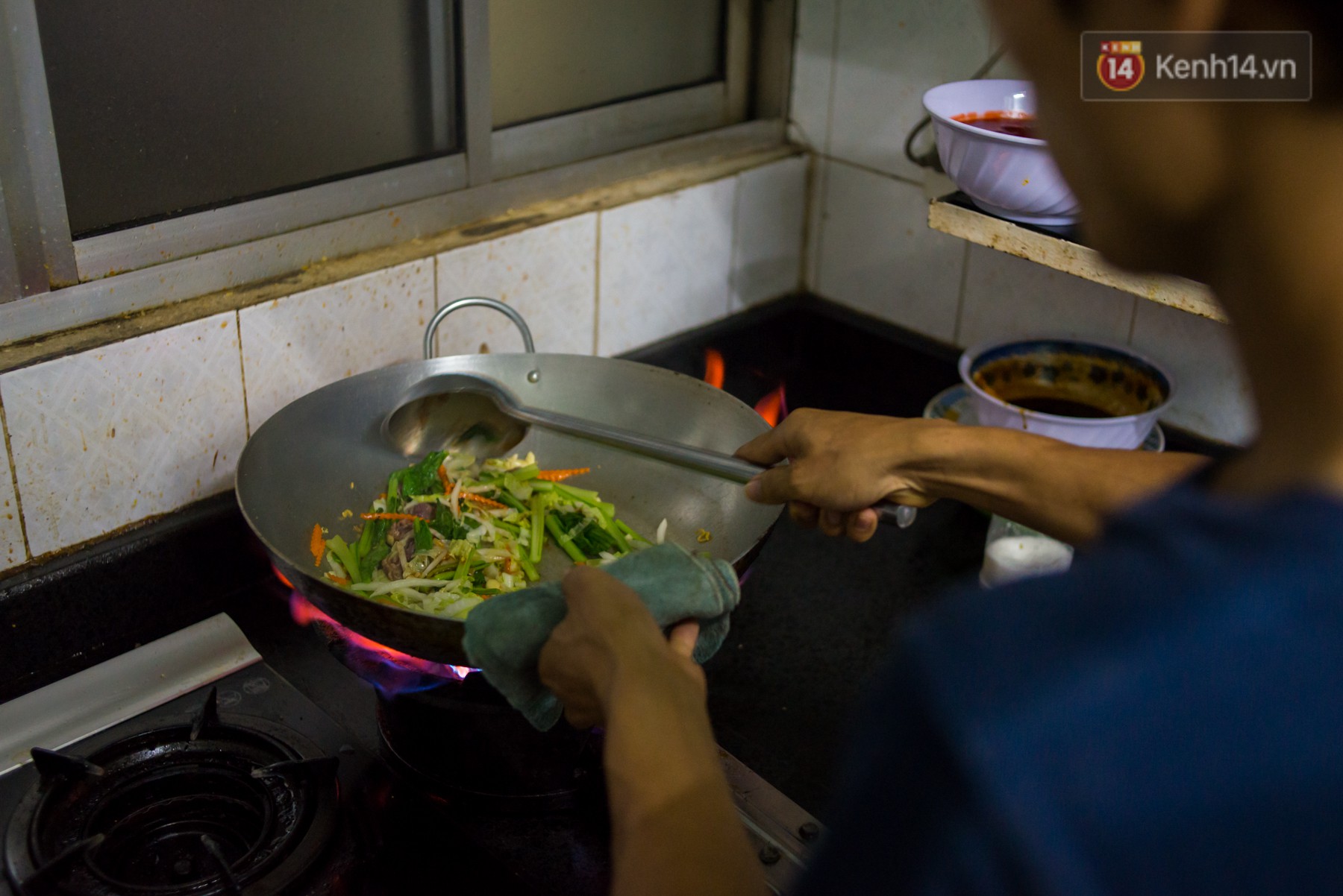 Giao thức ăn đêm mùa World Cup ở Sài Gòn tăng cường hoạt động - Ảnh 4.
