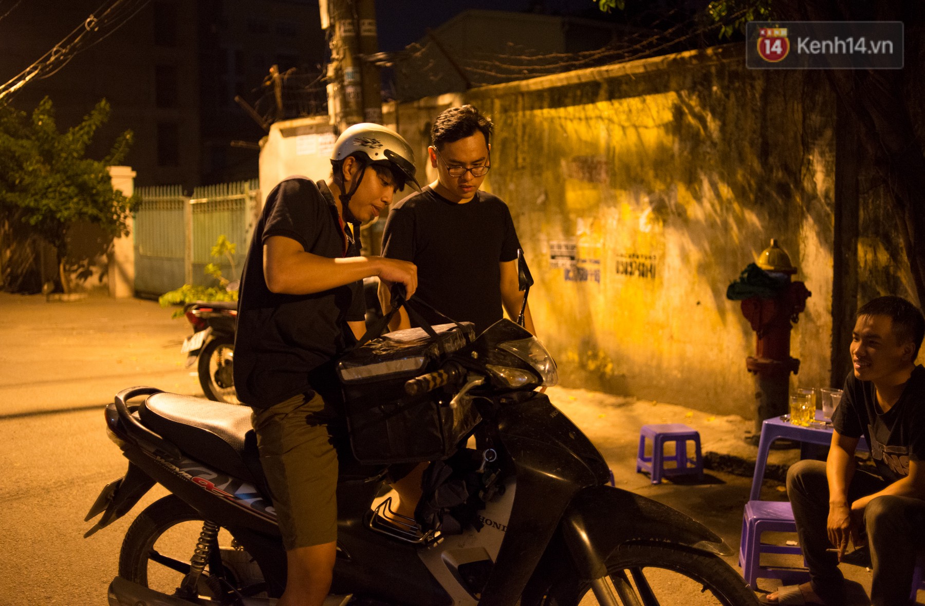 Giao thức ăn đêm mùa World Cup ở Sài Gòn tăng cường hoạt động - Ảnh 8.