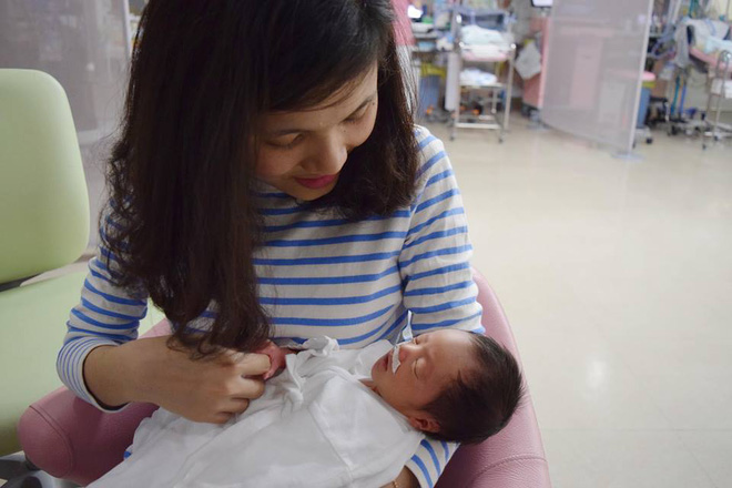 Mẹ Việt kể lại hành trình mang song thai phải truyền thuốc 24/7 và 1 tay chăm hai con ở nơi đất khách quê người - Ảnh 4.