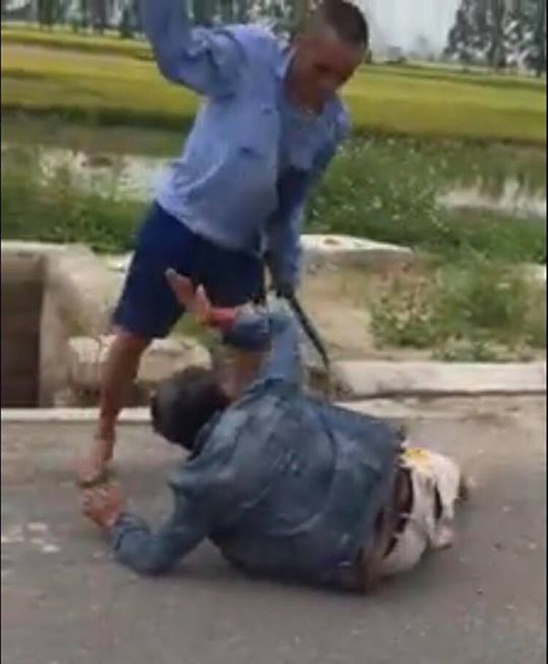 Bắc Ninh: Tranh cãi trước việc người đàn ông trộm xe máy bị dân dùng dao đánh tới tấp - Ảnh 3.