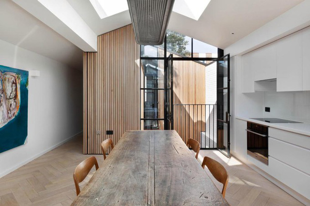Ngôi nhà là sự đối lập giữa tông màu trắng kết hợp với các khung thép mạnh mẽ; của chất liệu sáng bóng ở khu bếp với bàn ghế mộc mạc.