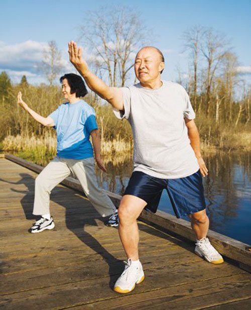 Vận động nhẹ nhàng giúp người cao tuổi phòng chống được bệnh loãng xương hình ảnh