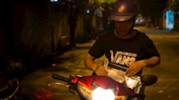 Dịch vụ giao thức ăn đêm ở Sài Gòn tăng cường hoạt động đến gần 3h sáng trong mùa World Cup
