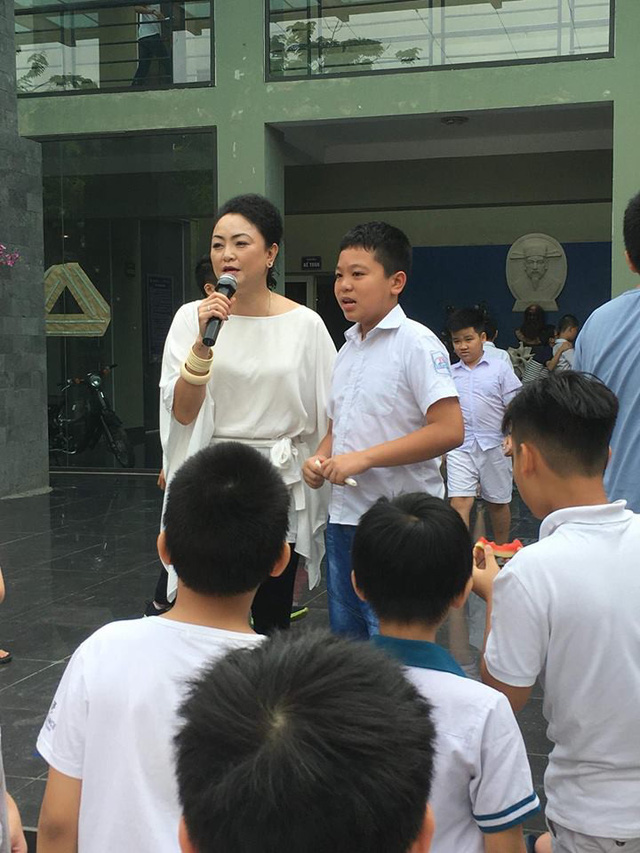 Bà Văn Thùy Dương chia sẻ với phụ huynh và học sinh
