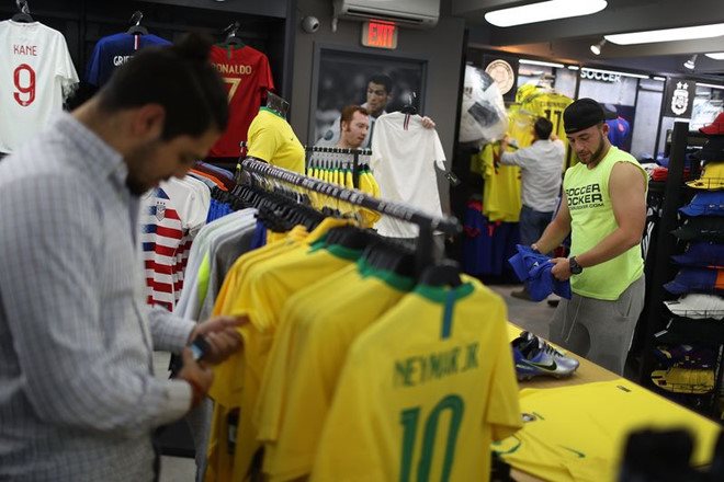 Các cổ động viên mua áo mặc trong World Cup 2018 hình ảnh