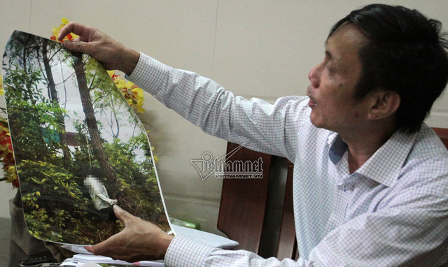 Ông Đào Quang Nghị (em trai chị Hoa) cho PV xem hình ảnh hiện trường lúc phát hiện thi thể chị gái. Ảnh: Q.Huy