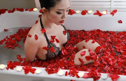 Tóc Tiên gợi cảm trong chiếc bồn tắm màu trắng được phủ bằng hoa hồng đỏ đầy lãng mạn.