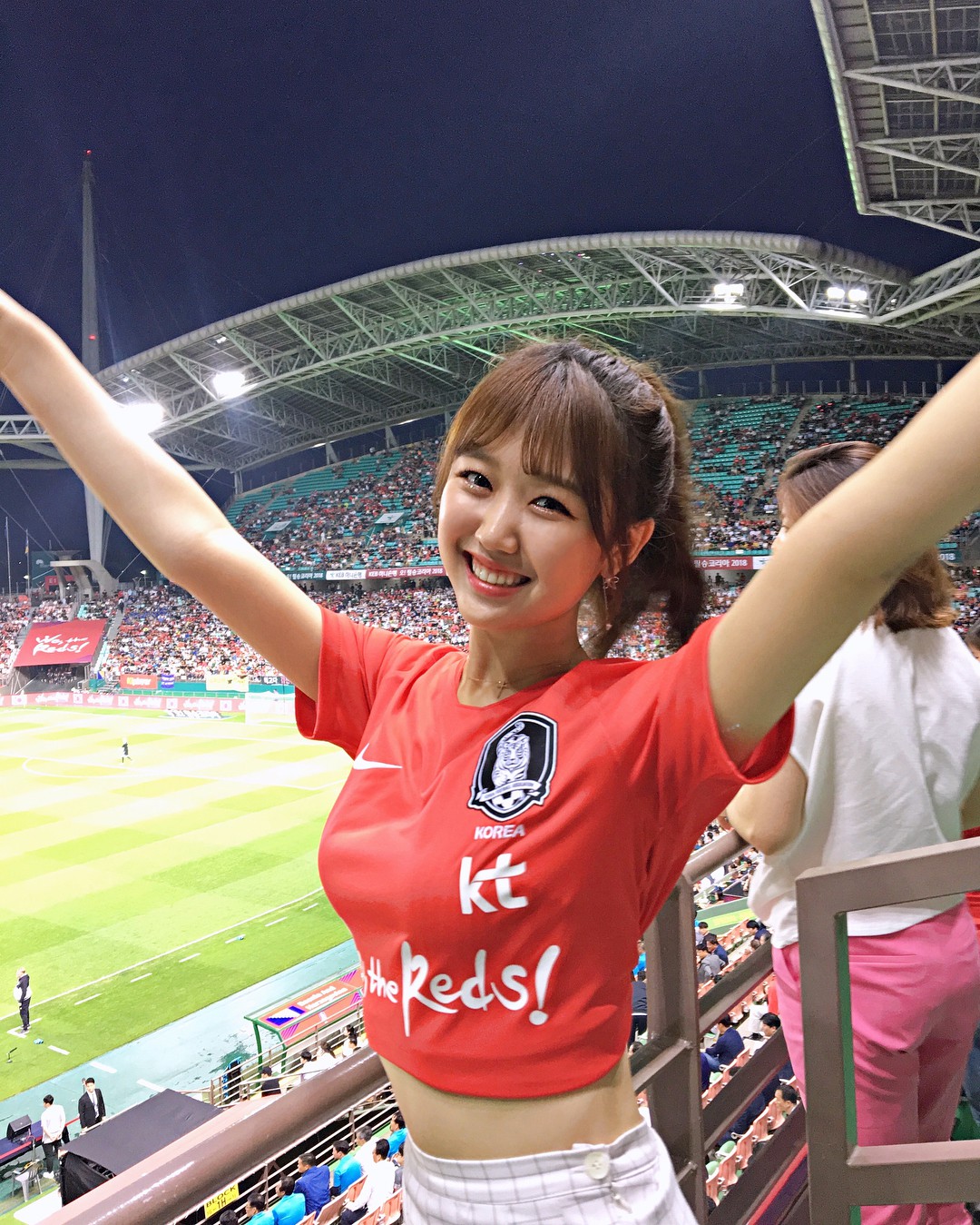 Cổ vũ đội tuyển Hàn Quốc ở World Cup, nữ sinh chiếm spotlight trên MXH vì quá xinh đẹp và rạng rỡ - Ảnh 1.
