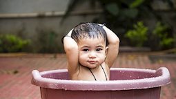 Mùa hè nóng bức, tắm và sử dụng điều hòa cho bé thế nào là đúng?
