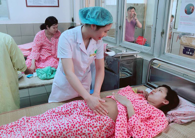 BS Đồng Thu Trang thăm khám cho sản phụ sau khi mổ đẻ.