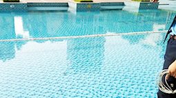 Bé trai 13 tuổi từ Bình Định ra Hà Nội dự đám cưới tử vong bất thường tại bể bơi