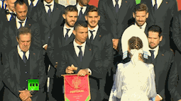 Cristiano Ronaldo vô cùng bối rối khi được cô gái Nga mời ăn 1 món, nhưng điều ý nghĩa nhất là...