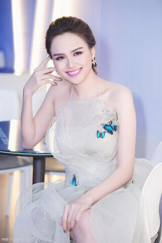 Hoa hậu Diễm Hương vẫn giữ được nét đẹp trẻ trung và hiện đại.