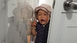 Bức ảnh con gái mè nheo đòi chui vào nhà vệ sinh cùng mẹ tưởng hài hước, nhưng câu chuyện phía sau khiến nhiều người rơi lệ