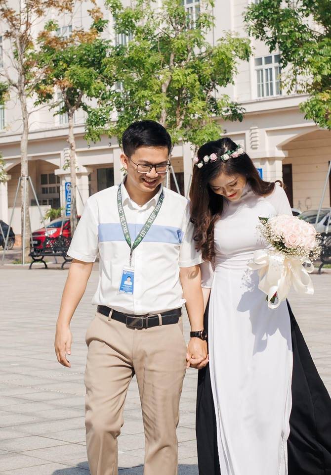 Nữ sinh viên bất ngờ được thầy giáo cầu hôn giữa buổi lễ tốt nghiệp hình ảnh
