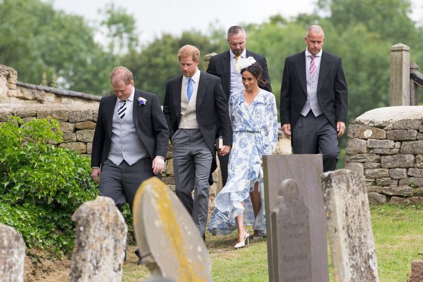Hoàng tử Harry nắm chặt tay vợ khi xuất hiện tại lễ cưới của người chị họ.