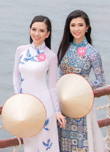 Thảo Vy (trái) diện áo dài cùng một thí sinh khác ở Eo Gió, Quy Nhơn. Đây là một trong những hoạt động đầu tiên của cuộc thi.