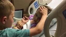 Cậu bé 6 tuổi vuốt trán an ủi em gái sắp qua đời vì ung thư não