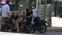 Hà Nội: Cô gái bị kẻ gian mở balo lấy trộm đồ với tốc độ ánh sáng khi đang dừng xe mua hoa quả ven đường