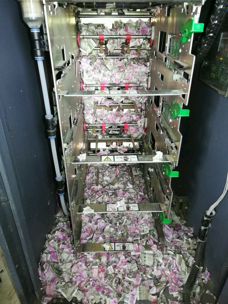 Sốc: Chuột gặm nát 400 triệu đồng trong máy ATM