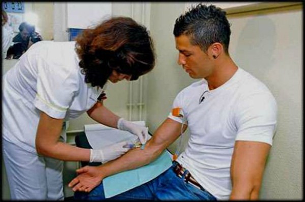 CR7 thường xuyên hiến máu cứu người.