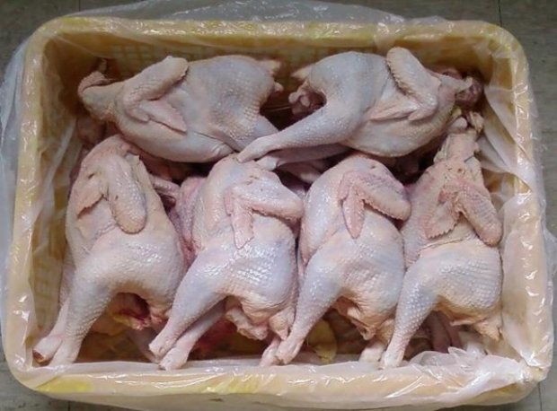 Các sản phẩm “gà mái đẻ” không đầu không chân được chở đi bán khắp các khu dân cư các quận vùng ven ở TP.HCM.