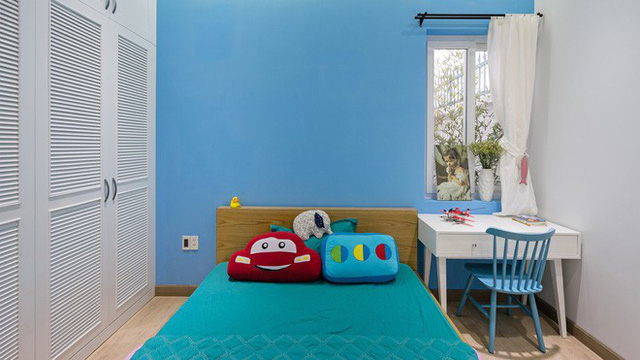 Phòng ngủ của bé nhỏ nhưng đầy đủ tiện nghi và có một hệ kệ lớn để đáp ứng nhu cầu lưu trữ đồ chơi.