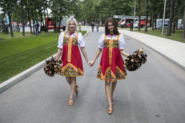 Những cô gái Nga duyên dáng trong trang phục truyền thống cổ vũ World Cup. Ảnh: AP