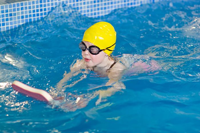 Cẩn trọng các bệnh về tai, mắt khi cho trẻ đi bơi hình ảnh