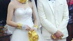 Sau đám cưới vàng đeo trĩu cổ, cô dâu cay đắng rời khỏi nhà chồng
