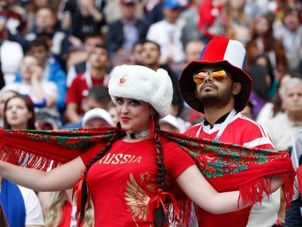 Nhiều cổ động viên đến với World Cup với hi vọng tìm được tình yêu của đời mình. Ảnh: Guernsey Press