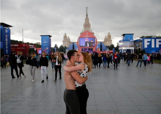 Nhiều câu chuyện tình lãng mạn đã được kết nối bởi World Cup. Ảnh: AFP 