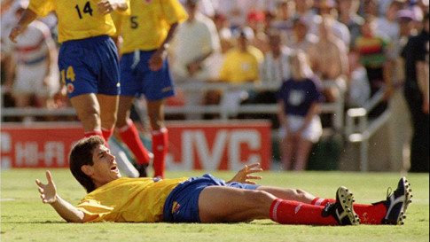 Andres Escobar, hậu vệ đội tuyển Colombia, người đá phản lưới nhà khiến đội bị loại sớm ở World Cup 1994 hình ảnh