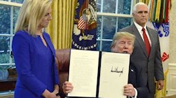 Câu chuyện ít biết đằng sau bức ảnh đầy ám ảnh khiến Tổng thống Trump ký sắc lệnh chưa từng có về nhập cư