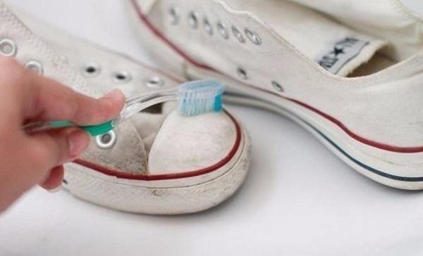Bàn chải đánh răng giúp làm sạch mọi ngóc ngách trên giày hình ảnh 