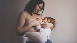Vẫn cho con 4 tuổi bú, mẹ giải thích vì sao không nên cai sữa cho trẻ quá sớm