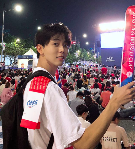 Chàng cổ động viên người Hàn gây sốt chỉ với một khoảnh khắc khi đi cổ vũ World Cup  - Ảnh 1.