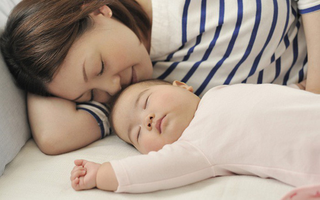 Bất cứ ai ngủ với trẻ trước 3 tuổi sẽ quyết định tính cách cả đời của chúng, các mẹ đừng xem nhẹ! - Ảnh 1.