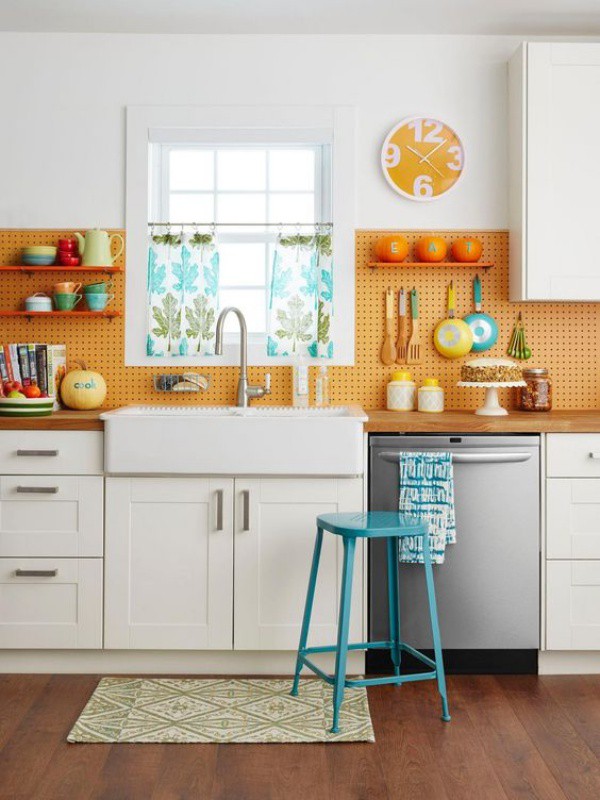 Một bảng ghim đầy màu sắc vừa tạo điểm nhấn cho căn bếp vừa giúp không gian gọn gàng và thoáng đẹp.