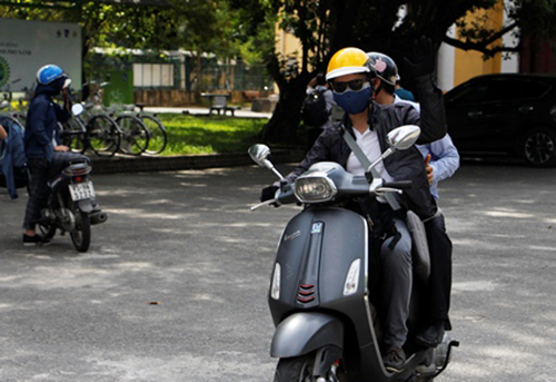 Hai giảng viên khoa Sử, Đại học Khoa học đi xe máy ra Quảng bình coi thi. Ảnh: Võ Thạnh