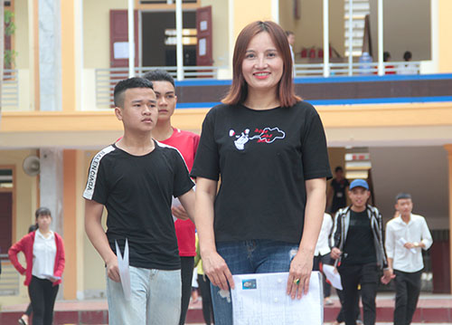 Chị Minh tại điểm thi trường THPT Hồng Lĩnh. Ảnh: Đức Hùng